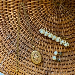 Vintage 14K Gold Locket - Black Hills, 4 Photo